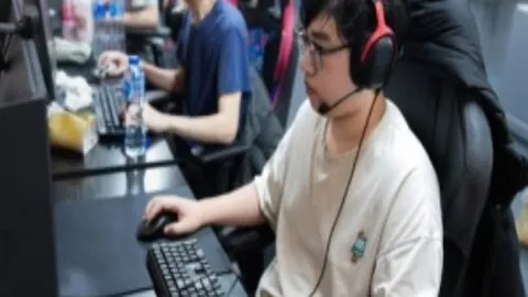 新加坡代表团圆满落幕亚冬会，冯天薇携团长荣耀归乡